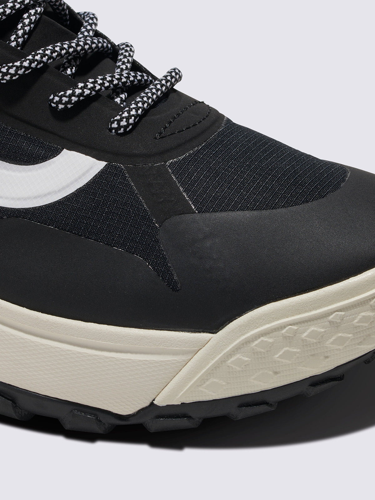 Zapatilla Adulto MTE Crosspath Mid Negro Vans