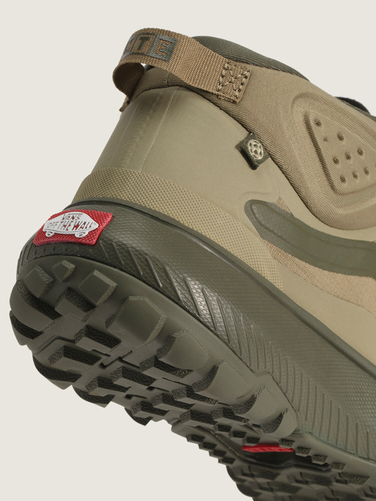 Zapatilla Hombre MTE Crosspath Mid Café Vans