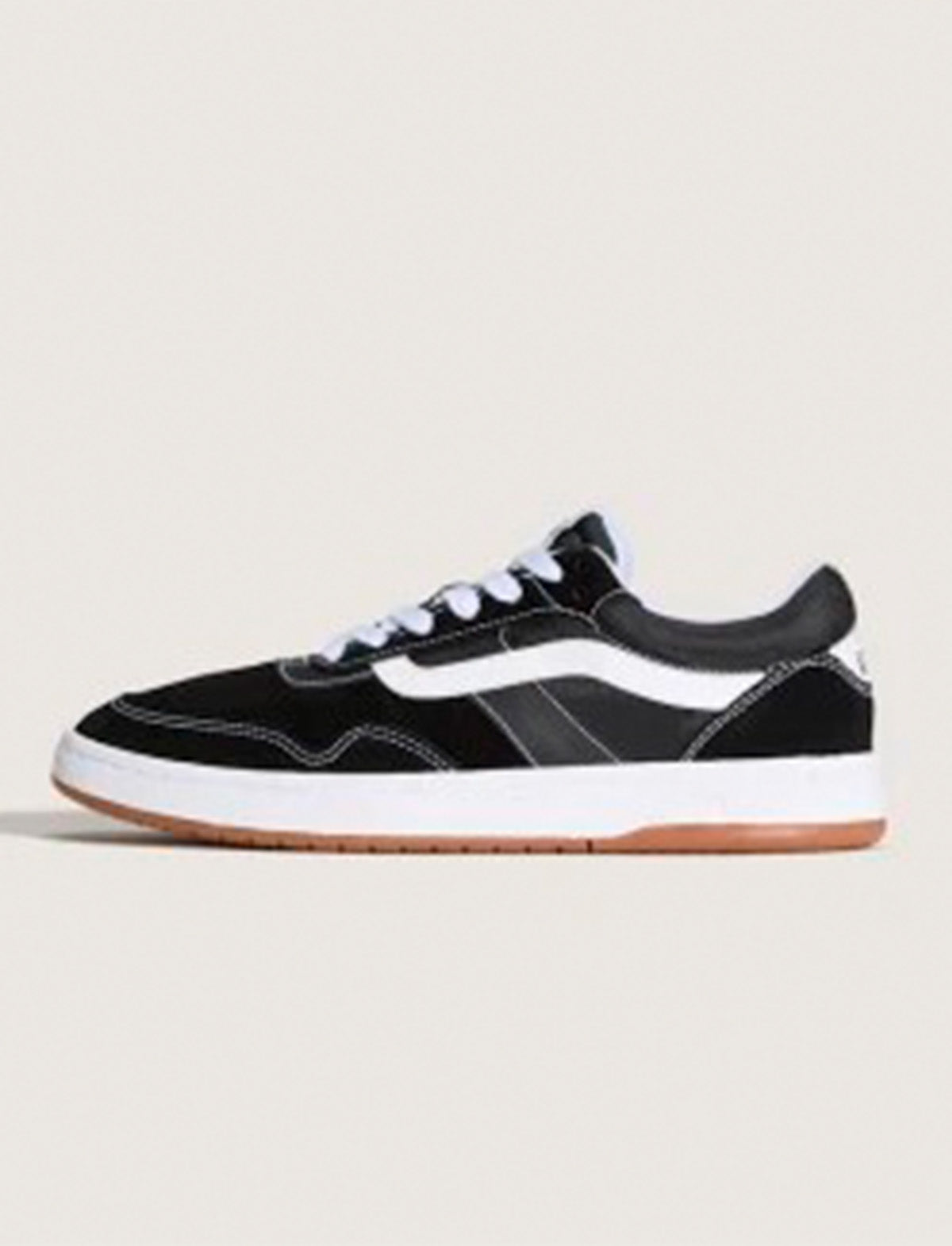 Zapatilla Vans Cruze 3.0 negra con Sidestripe blanca y suela caramelo, vista lateral