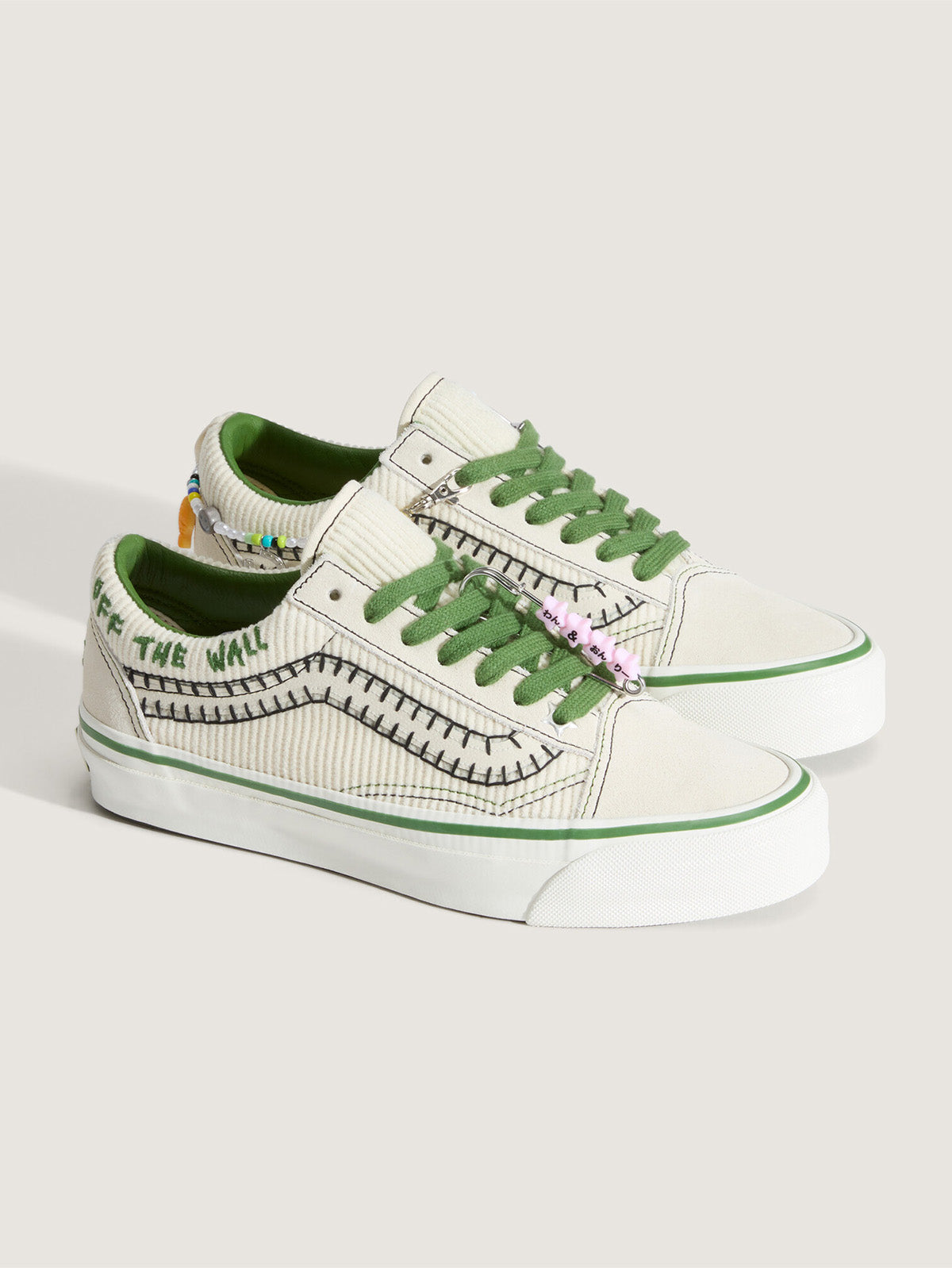 Zapatilla Mujer Premium Old Skool Charms Blanco Vans - Cocona