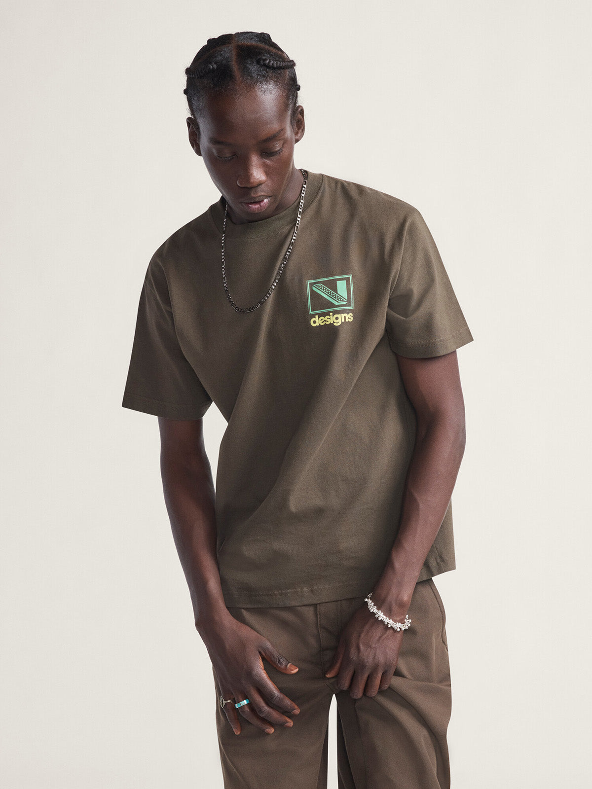 Polera M/C Hombre Art Production Café Vans