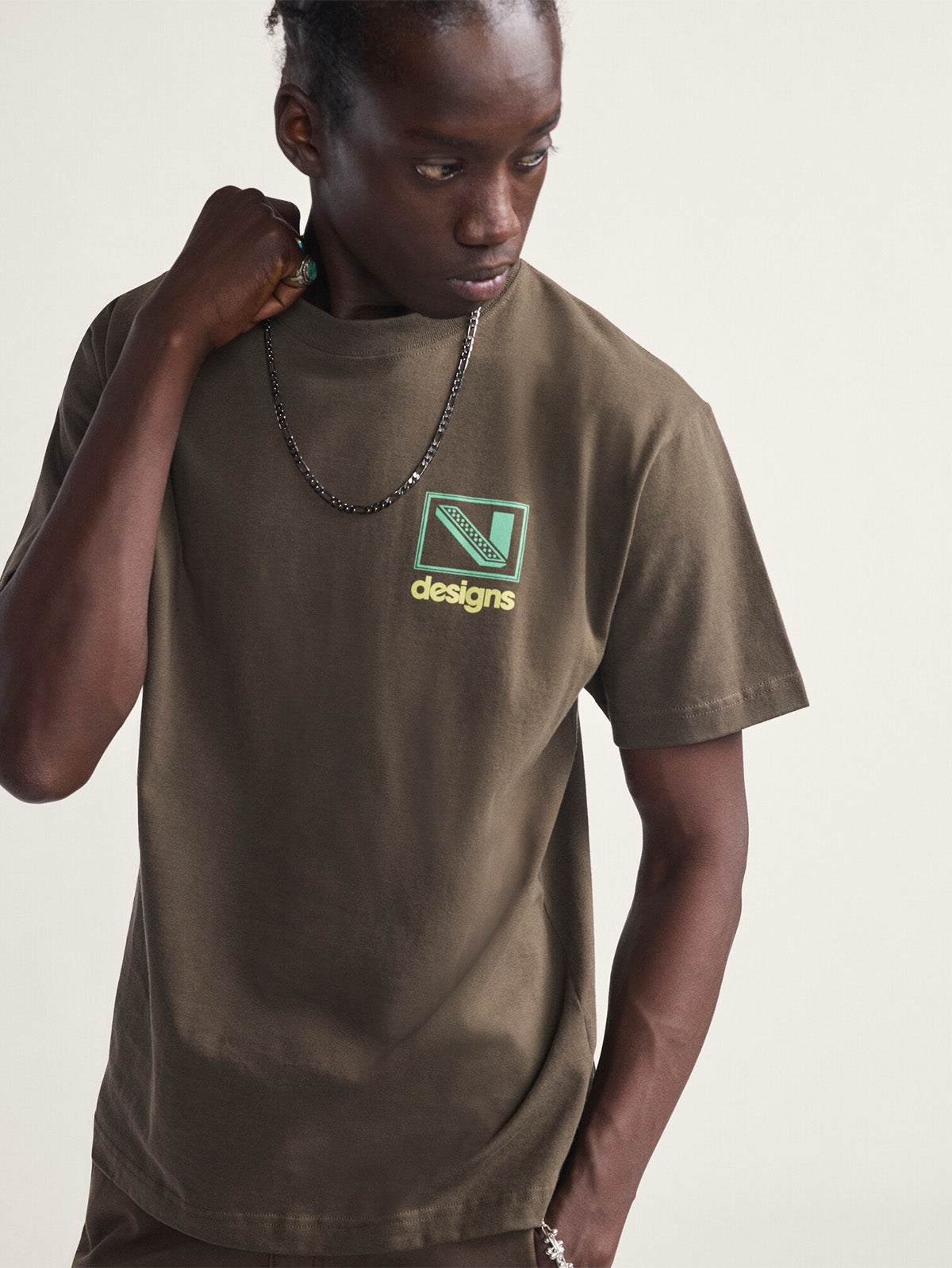 Polera M/C Hombre Art Production Café Vans