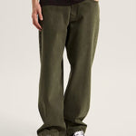 Hombre con el jean Vans Check-5 Loose verde y zapatillas Old Skool