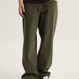 Hombre con el jean Vans Check-5 Loose verde y zapatillas Old Skool