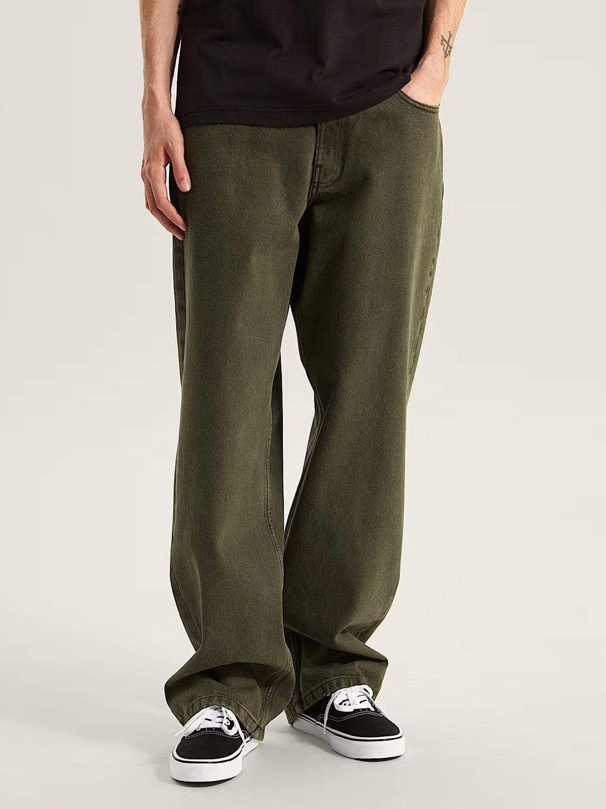 Hombre con el jean Vans Check-5 Loose verde y zapatillas Old Skool