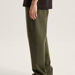 Hombre con el jean Vans Check-5 Loose Denim verde, vista lateral