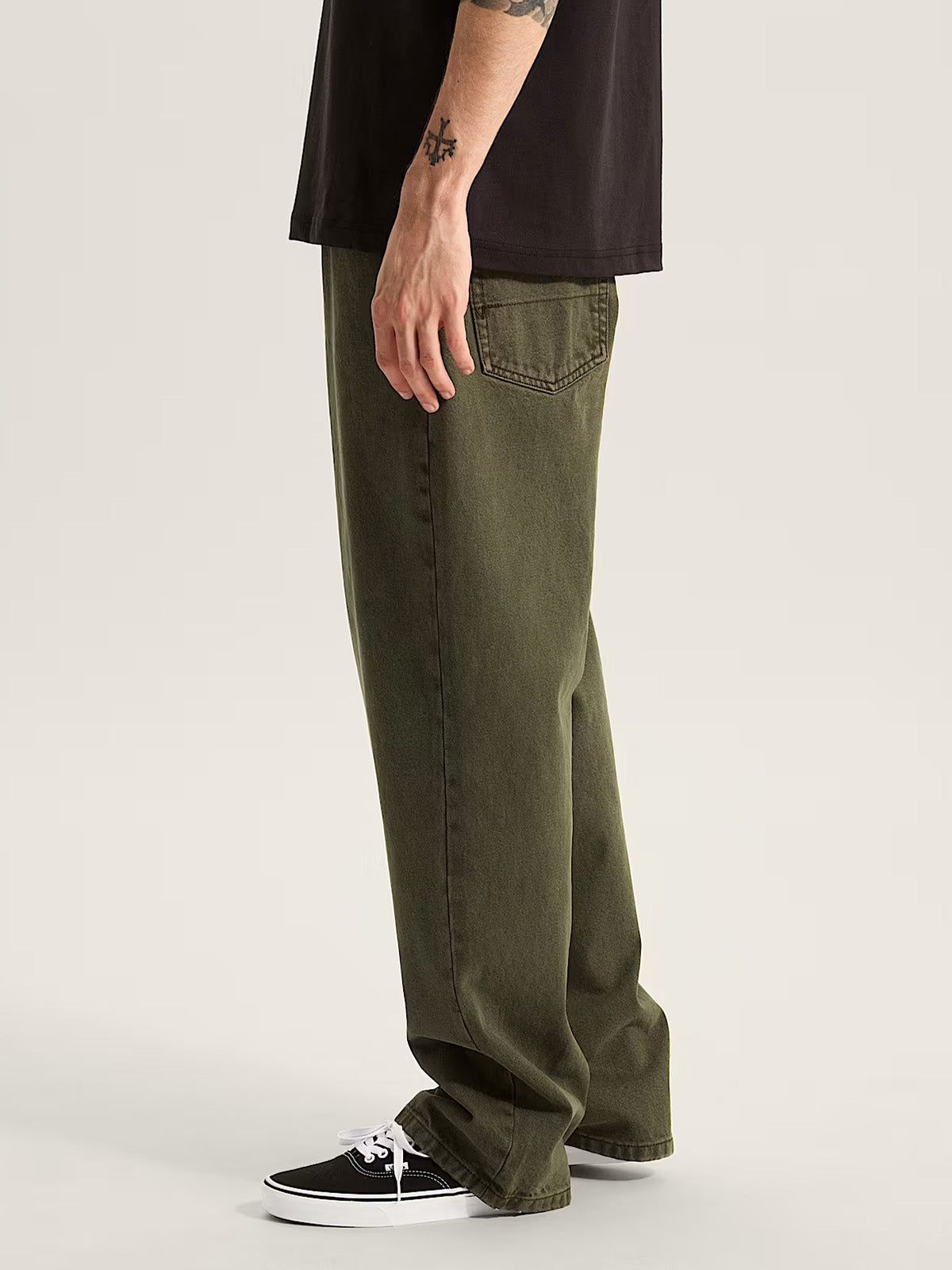 Hombre con el jean Vans Check-5 Loose Denim verde, vista lateral
