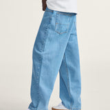 Hombre con el jeans Vans baggy azul claro, vista lateral trasera