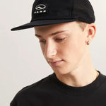 Hombre con el jockey Vans Sidestripe Unstructured negro