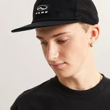 Hombre con el jockey Vans Sidestripe Unstructured negro