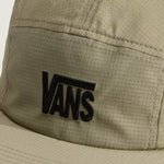 Detalle del logo Vans bordado y la tela ripstop del jockey verde