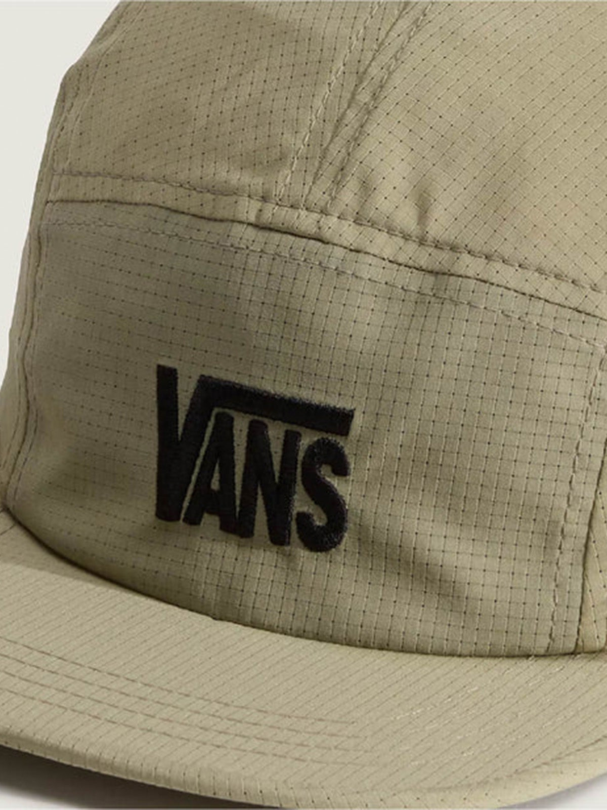 Detalle del logo Vans bordado y la tela ripstop del jockey verde