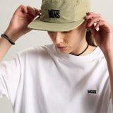 Mujer con el jockey camper Vans verde y polera blanca