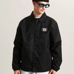 Hombre con la chaqueta Vans Torrey negra y gorro negro