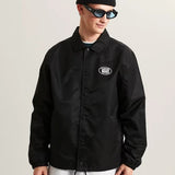 Hombre con la chaqueta Vans Torrey negra y gorro negro