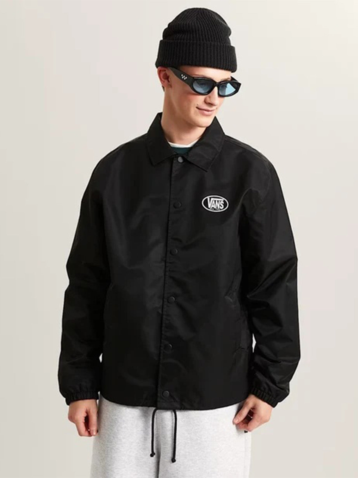 Hombre con la chaqueta Vans Torrey negra y gorro negro