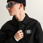 Detalle del logo Vans ovalado bordado en la chaqueta negra