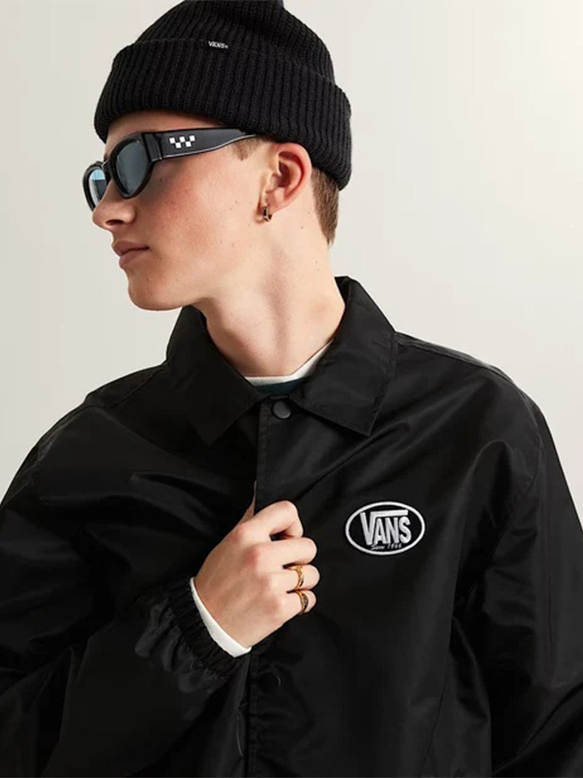 Detalle del logo Vans ovalado bordado en la chaqueta negra