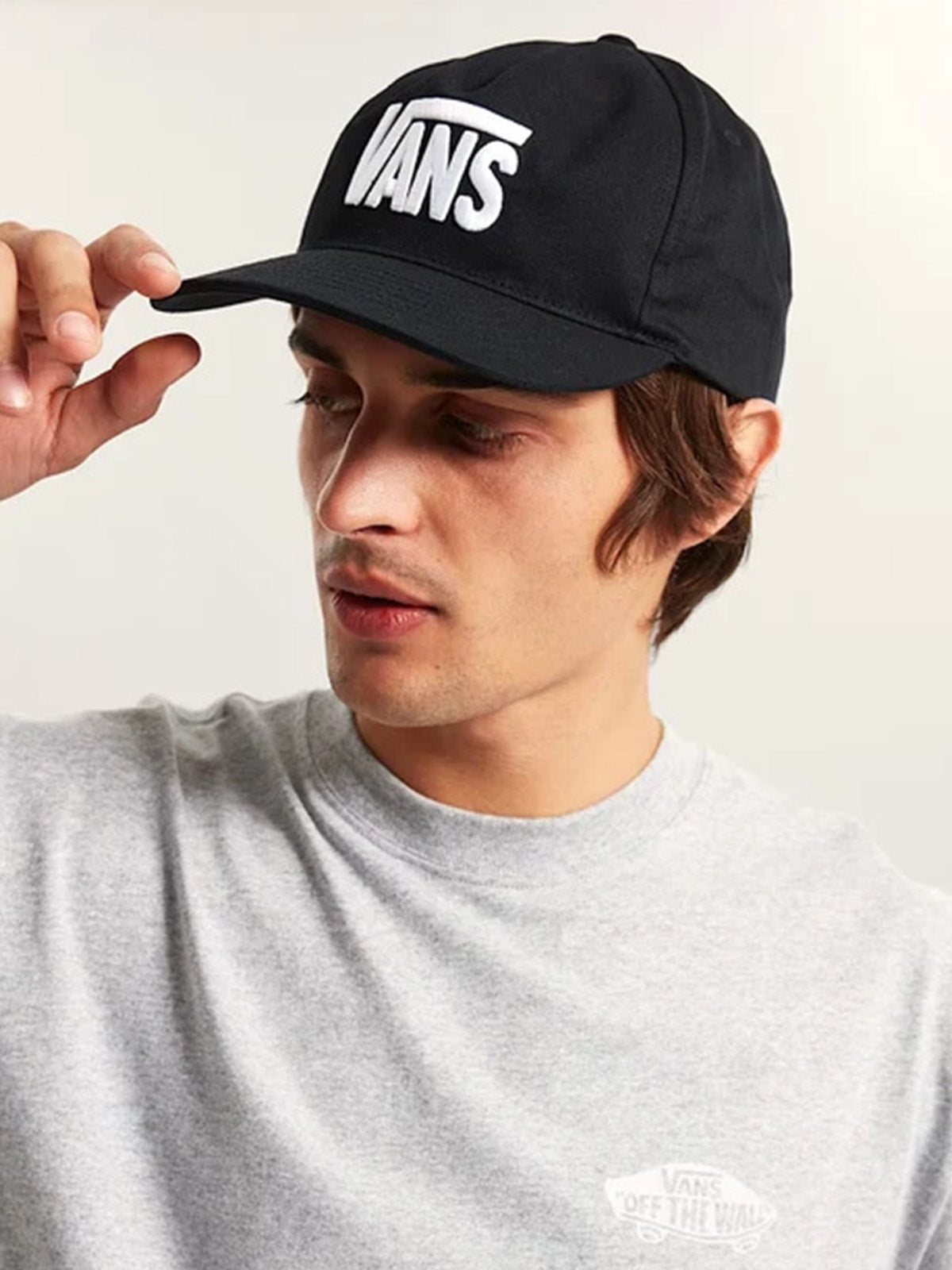 Hombre con el jockey Vans Stretch Logo Snapback negro
