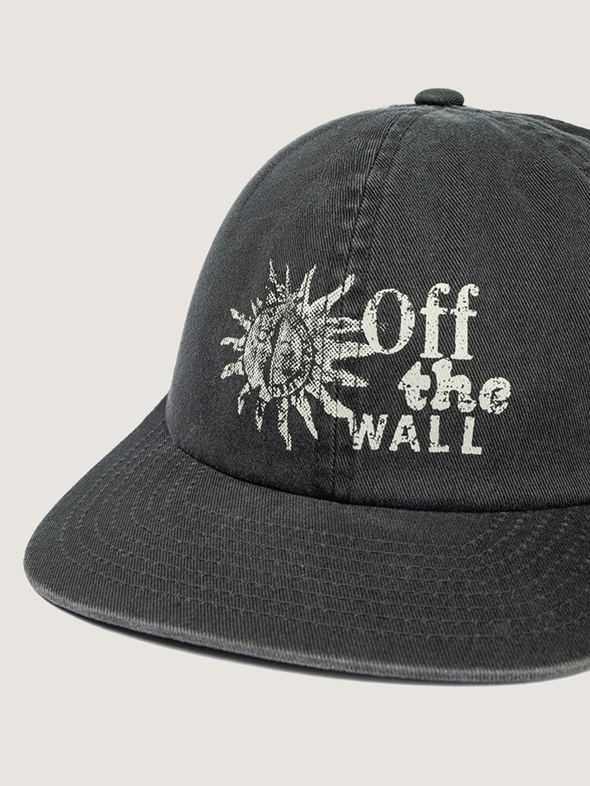 Detalle de la gráfica de sol y Off the Wall en crema