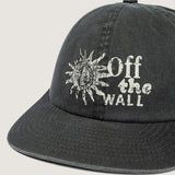 Detalle de la gráfica de sol y Off the Wall en crema