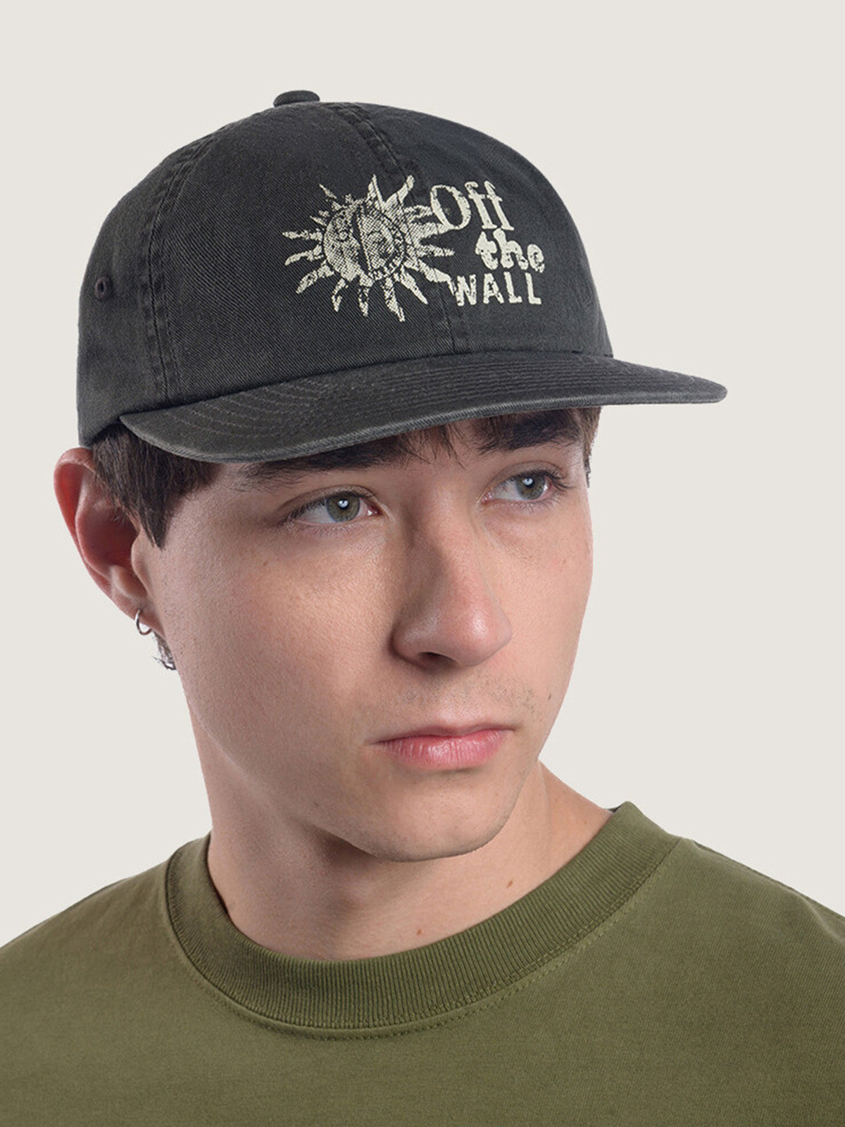 Hombre con el jockey Vans Dreams Spill negro