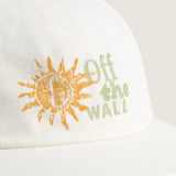 Detalle del sol naranjo y Off the Wall en verde del jockey blanco