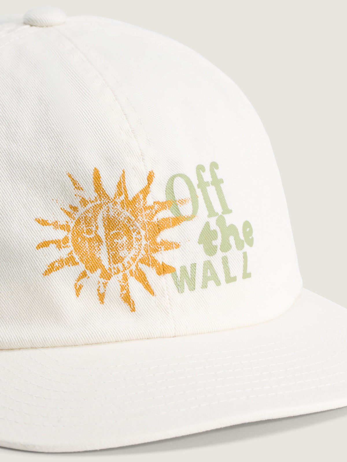 Detalle del sol naranjo y Off the Wall en verde del jockey blanco