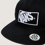 Detalle del logo Vans en relieve y el parche Vans Kids en la visera