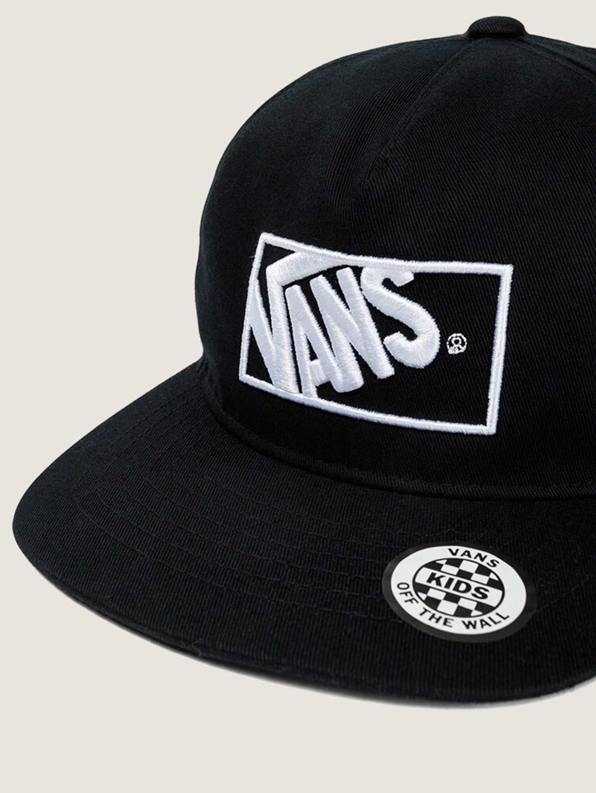 Detalle del logo Vans en relieve y el parche Vans Kids en la visera