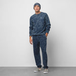 Hombre con el buzo Vans ComfyCush azul jaspeado y polerón a juego