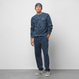 Hombre con el buzo Vans ComfyCush azul jaspeado y polerón a juego