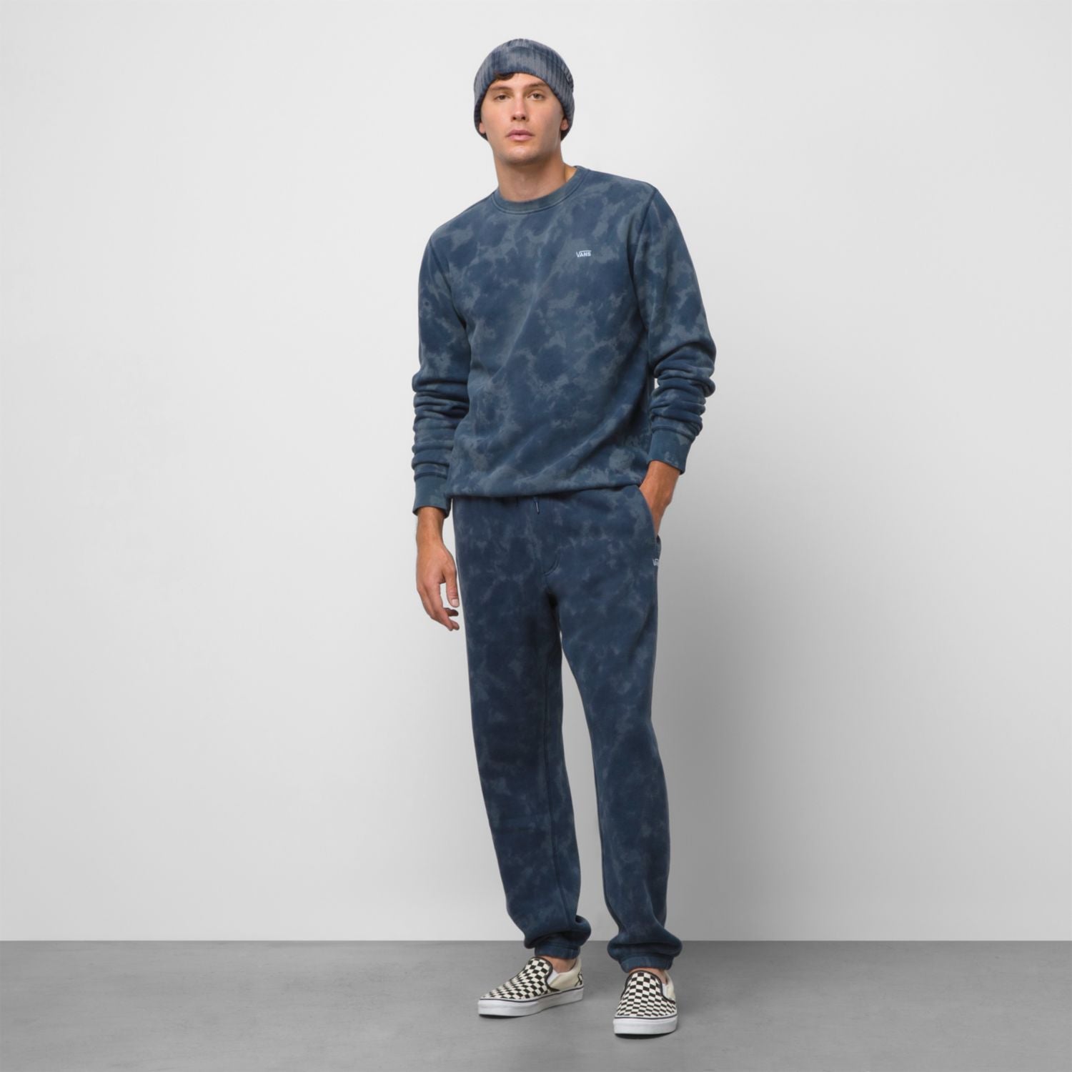 Hombre con el buzo Vans ComfyCush azul jaspeado y polerón a juego