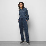 Mujer con el pantalón buzo Vans ComfyCush azul, cuerpo entero