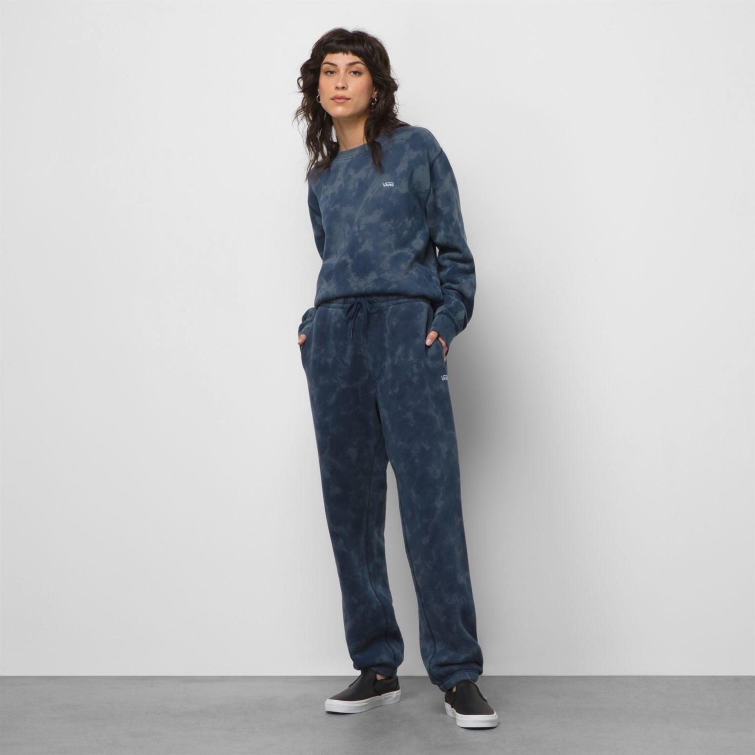 Mujer con el pantalón buzo Vans ComfyCush azul, cuerpo entero