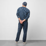 Hombre con el buzo Vans ComfyCush azul, vista de espalda